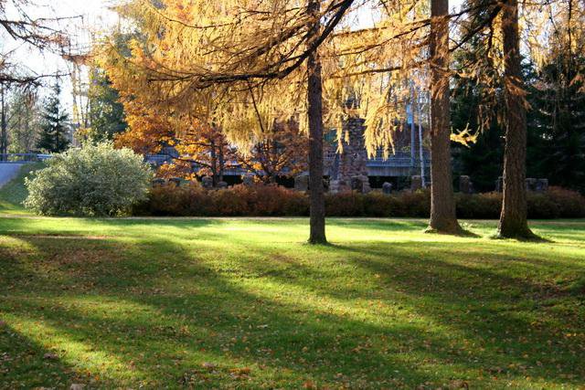 Emlékmű a park mélyén